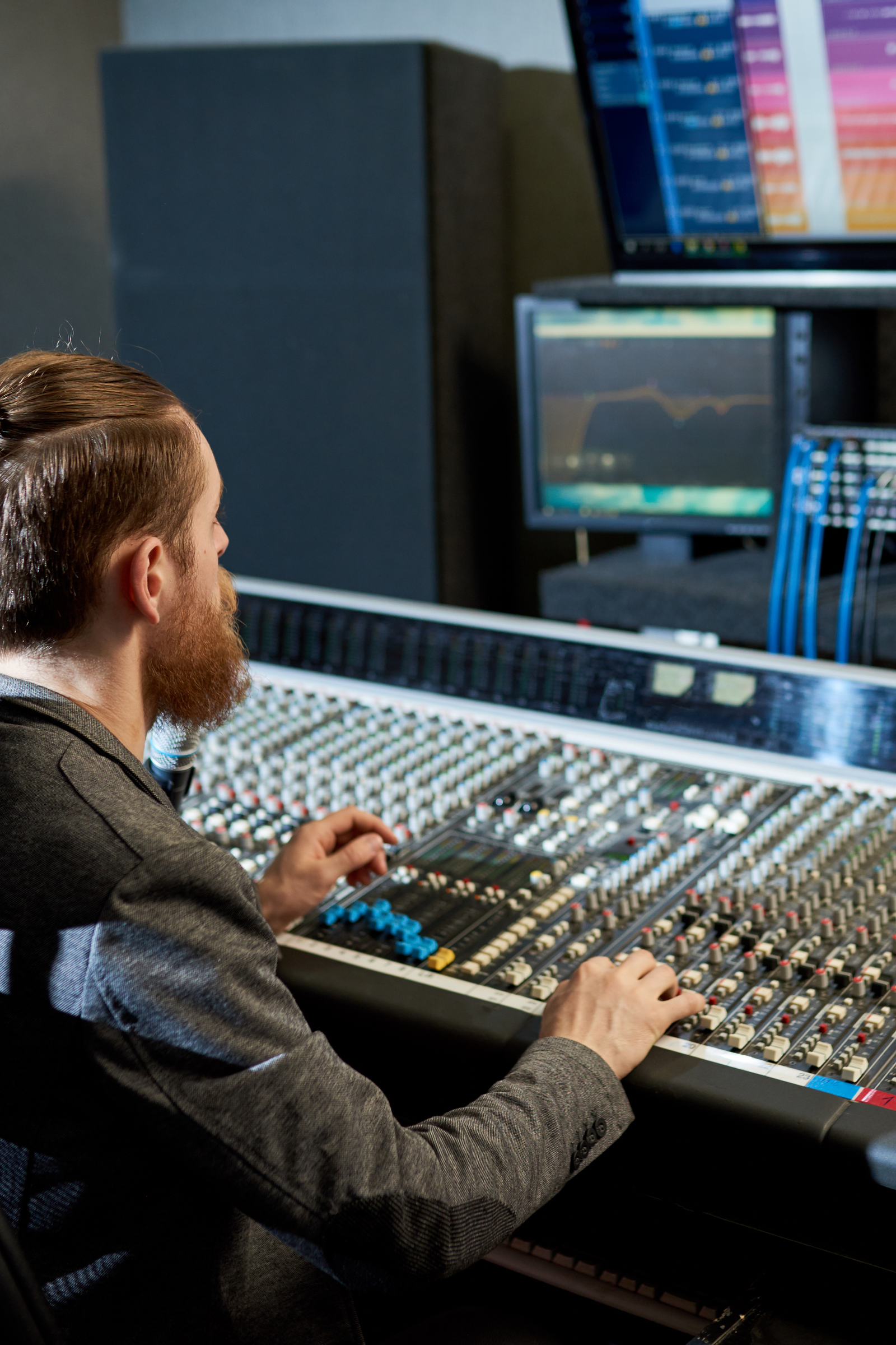 man-mixing-and-creating-music-2025-03-09-20-07-15-utc